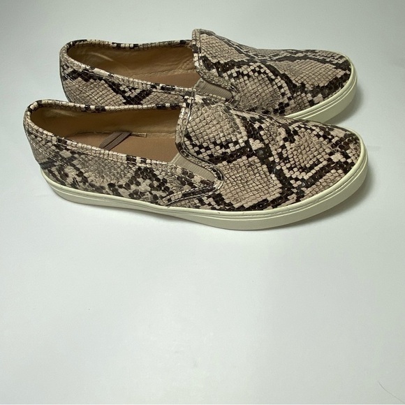 OLD Navy Women's Slip On Loafer sneakers Size 6 - Picture 2 of 8